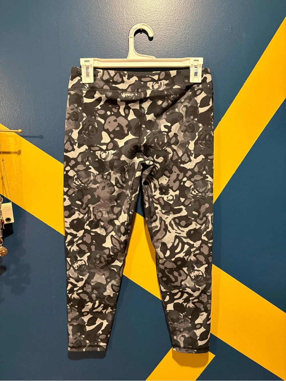 Under Armour Gray, Black, White Floral Camo Cropped Leggings EUC